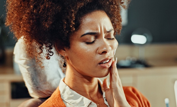 What To Do Before Visiting An Emergency Dentist For A Dental Abscess